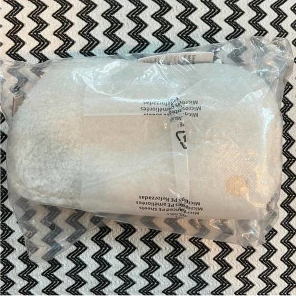 NWT OG GOLD hardware Light Ivory Sherpa OG Fleece Everywhere Belt Bag - Picture 2 of 11